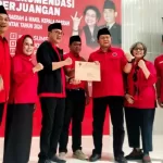 Pasangan Bambang Rianto dan Bayu Setyo Kuncoro menerima surat rekomendasi dari DPP PDI-P untuk Pilkada Kota Blitar 2024 di Kantor DPD PDI-P Jawa Timur, Selasa (30 Juli 2024)