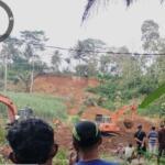 Pencarian korban longsor yang menimbun kandang ayam di Kesamben