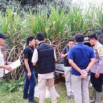 Penyidik Satreskrim Polres Blitar melakukan olah tempat kejadian (TKP) kasus penganiayaan di lahan pertanian Desa Soso, Kecamatan Gandusari, Kabupaten Blitar, Jumat (19 Juli 2024)