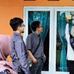 Petugas Bawaslu Kabupaten Blitar melakukan pengawasan proses coklit di satu rumah warga, Senin (8 Juli 2024)