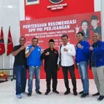 Rijanto (baju hitam berpeci) berdampingan dengan Beky (baju putih) di Kantor DPD PDIP Jatim, Selasa (30 Juli 2024)