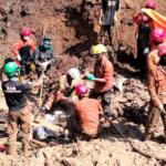 Tim SAR Gabungan melakukan proses evakuasi jasad Gunawan (43 tahun) pada hari ke-8 pencarian