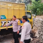 Truk yang berserempetan dengan sepeda motor di Desa Kaligrenjeng, Kecamatan Wonotirto, Senin (29 Juli 2024)