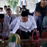 Wasekjen Pengurus Pusat GP Ansor Syauqul Muhibbin atau Mas Ibin menaburkan bunga ke pusara Makam Bung Karno, Selasa (16 Juli 2024)
