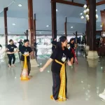 Belasan penari berlatih di Pendopo Ronggo Hadinegoro, Kamis (1 Agustus 2024), sebagai persiapan tampil dalam prosesi Upacara Pisowanan Agung 2024