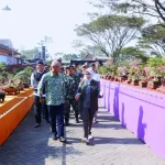 Bupati Blitar Hj. Rini Syarifah memeriksa koleksi bonsai di area Pameran dan Kontes Bonsai Nasional 2024, di Pasar Hewan Terpadu, Wlingi, Sabtu (3 Agustus 2024)