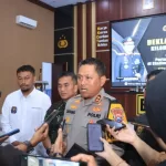 Kapolres Blitar Kota AKBP Danang Setiyo PS memberikan keterangan kepada wartawan pada deklarasi damai suporter sepakbola, Kamis (8 Agustus 2024)