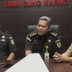 Plh Kepala Kejaksaan Negeri Blitar, Sahrir Sagir (tengah), memberikan keterangan kepada awak media