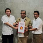 Sekjen Partai Gerindra Ahmad Muzani (tengah) menyerahkan surat rekomendasi Partai Gerindra pada pasangan Bambang Rianto-Bayu Setyo di kantor DPP Partai Gerindra, Minggu (11 Agustus 2024)