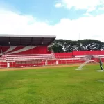 Seorang pekerja menyiram rumput lapangan sepak bola Stadion Supriyadi, Kota Blitar, Rabu (7 Agustus 2024)