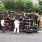 Truk fuso bermuatan tebu terguling di jalan raya Dusun Bambang Desa Siraman Kecataman Kesamben Kabupaten Blitar, Kamis (1 Agustus 2024)