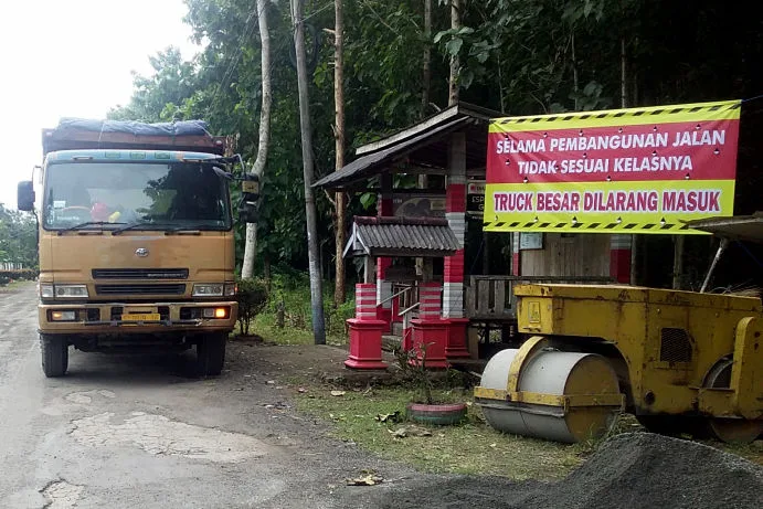 banner penolakan truk besar masuk jajagan