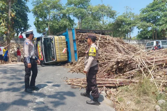 truk tebu terguling