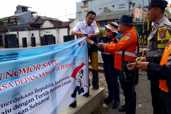 kampanye perlintasan sebidang kereta api