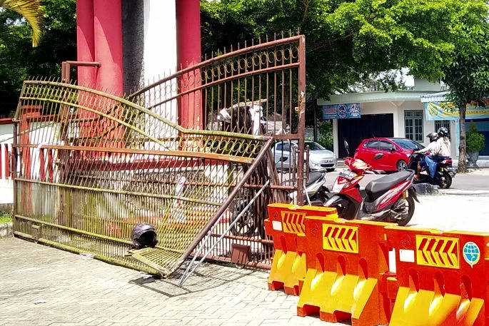 perusakan gedung DPRD Kabupaten Blitar