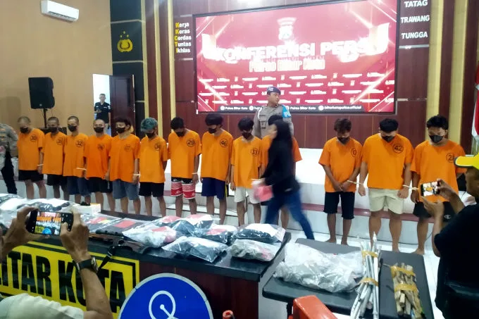 bentrok massa dan polisi